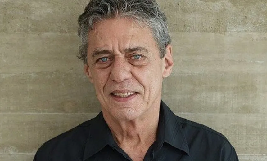 ?Não assinatura do Bolsonaro é um segundo Camões?, rebate Chico Buarque 