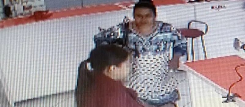 “OLHA FACA!”: Senhora tenta assaltar loja com arma branca no sudoeste da Bahia; Veja vídeo