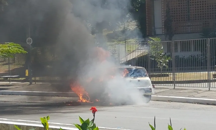 Veículo pega fogo em frente à Faculdade de Medicina da UFBA