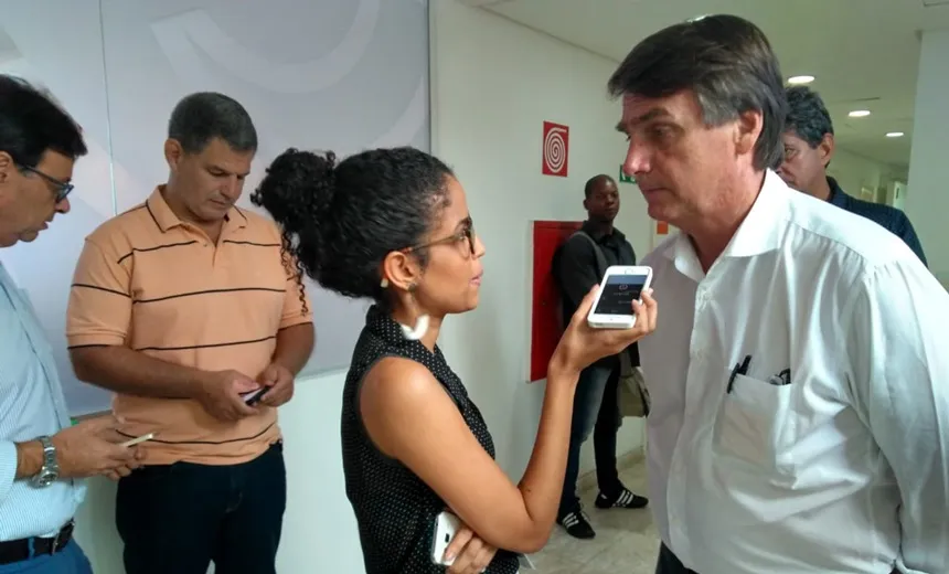 Sucinto, Bolsonaro critica Lula, Temer e evita falar sobre apoio na Bahia; “mais prudente”