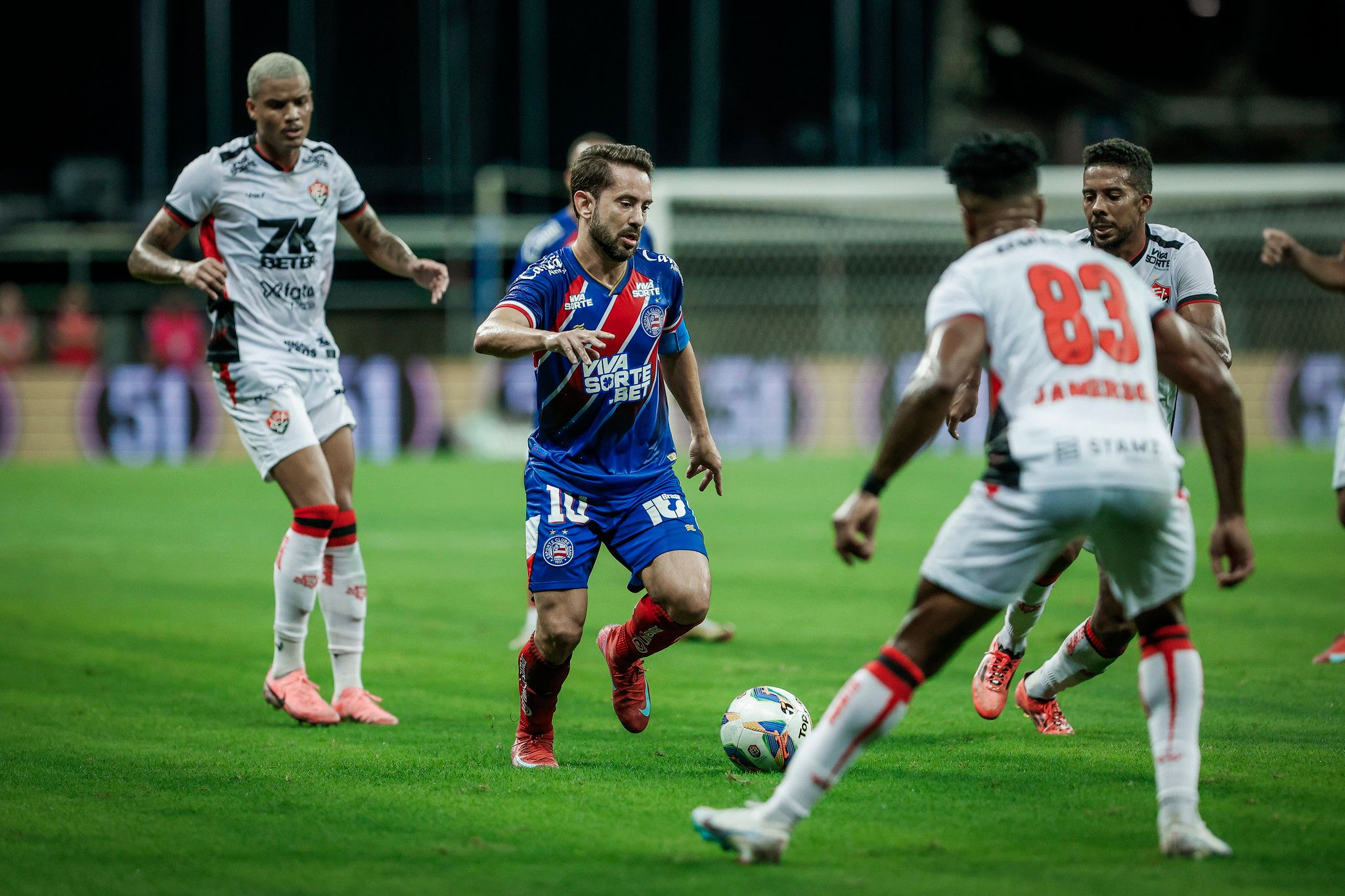 Everton Ribeiro durante o Ba-Vi da final do Baianão 2025. Foto: Divulgação/Vitória