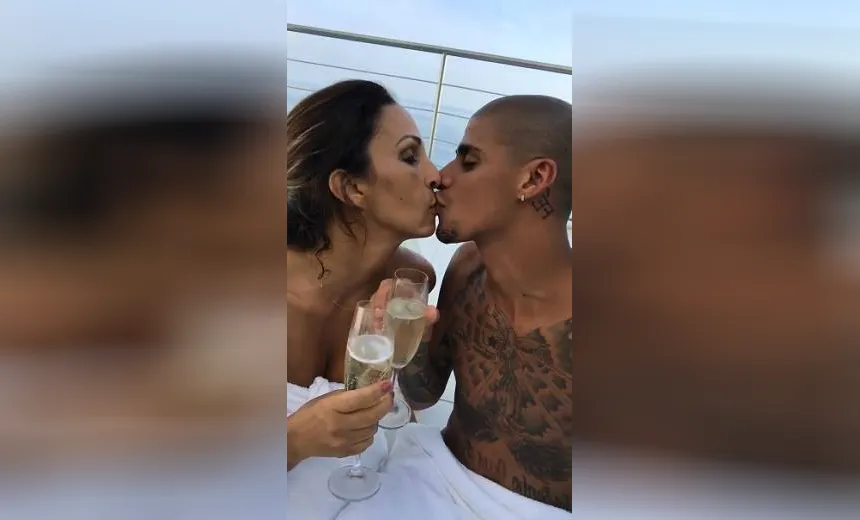 Só de toalha, Valesca Popozuda posa beijando namorado 15 anos mais novo em motel no Rio