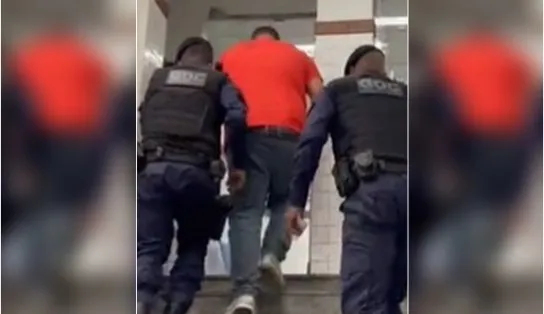 Acidente provocado por motorista em fuga de blitz deixa feridos na orla de Salvador e vídeo mostra ele entrando na delegacia 