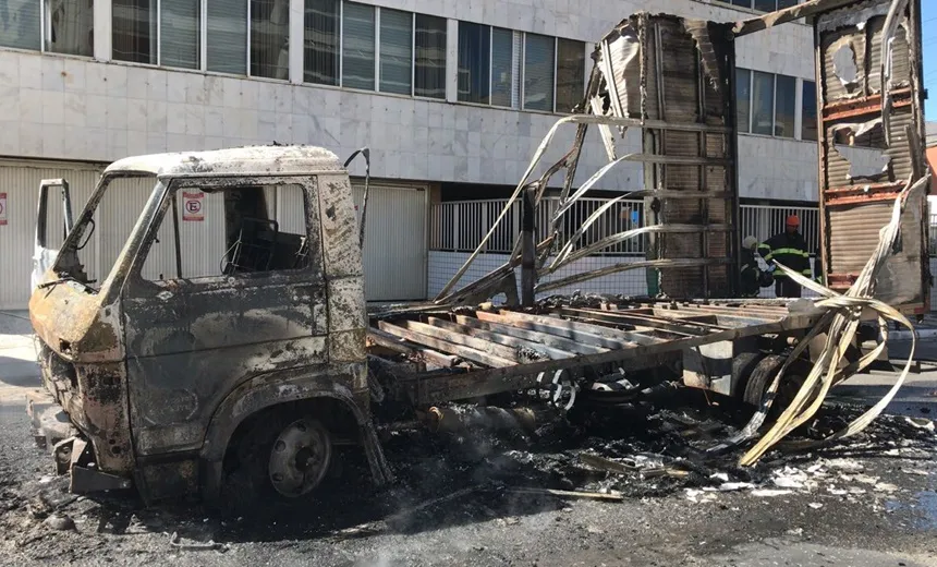 Caminhão fica destruído após baú derrubar fio de alta tensão na Pituba; Veja vídeo