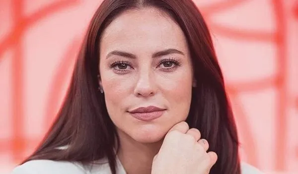 Paolla Oliveira surge só de camisa no Instagram e ironiza polêmica; veja foto