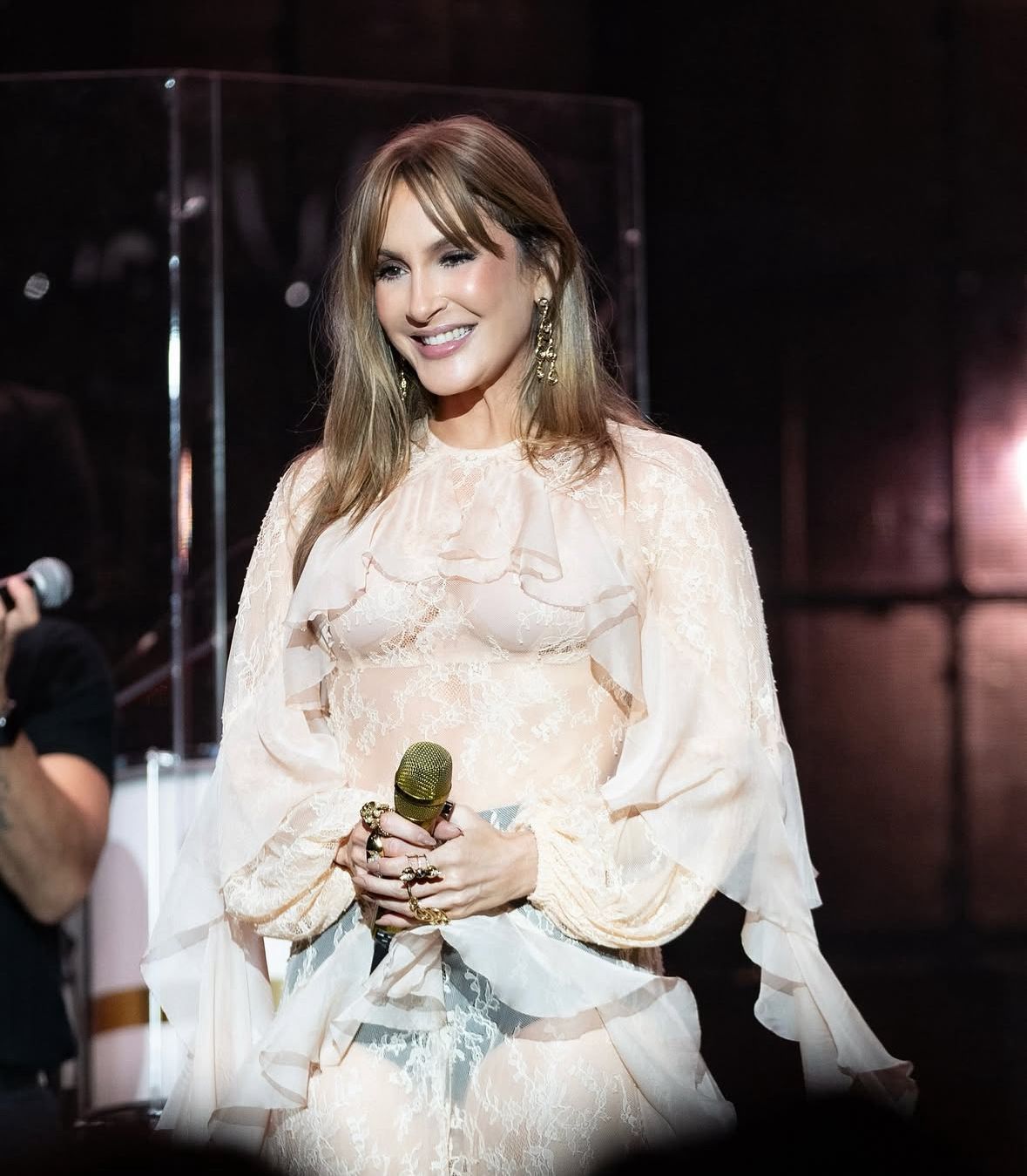 A presença de Claudia Leitte no Axé Music tem gerado debates, sobretudo após a cantora alterar a letra da música Cata Caranguejo. | Foto: Redes Sociais