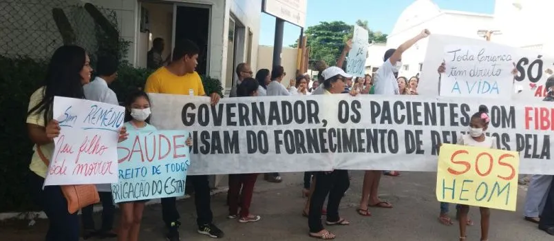 Por falta de remédio para doença de perigo máximo, familiares protestam em frente a Hospital Público