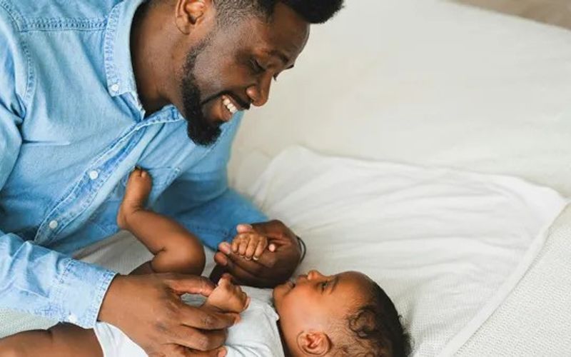 Atualmente, a licen&ccedil;a-paternidade no Brasil &eacute; de cinco dias. Empresas que participam do programa Empresa Cidad&atilde; podem ampliar o per&iacute;odo para at&eacute; 20 dias/Foto: Pexels&nbsp;