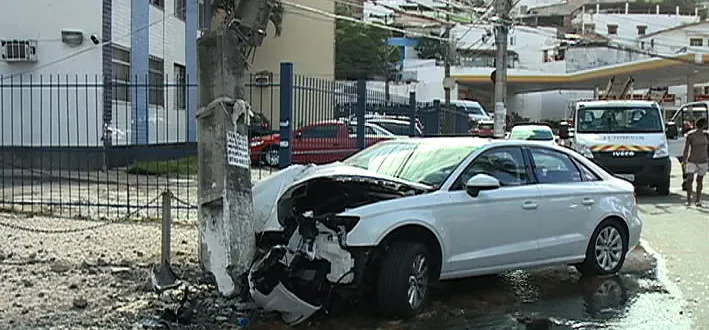 Motorista perde controle de carro e bate em poste no Rio Vermelho