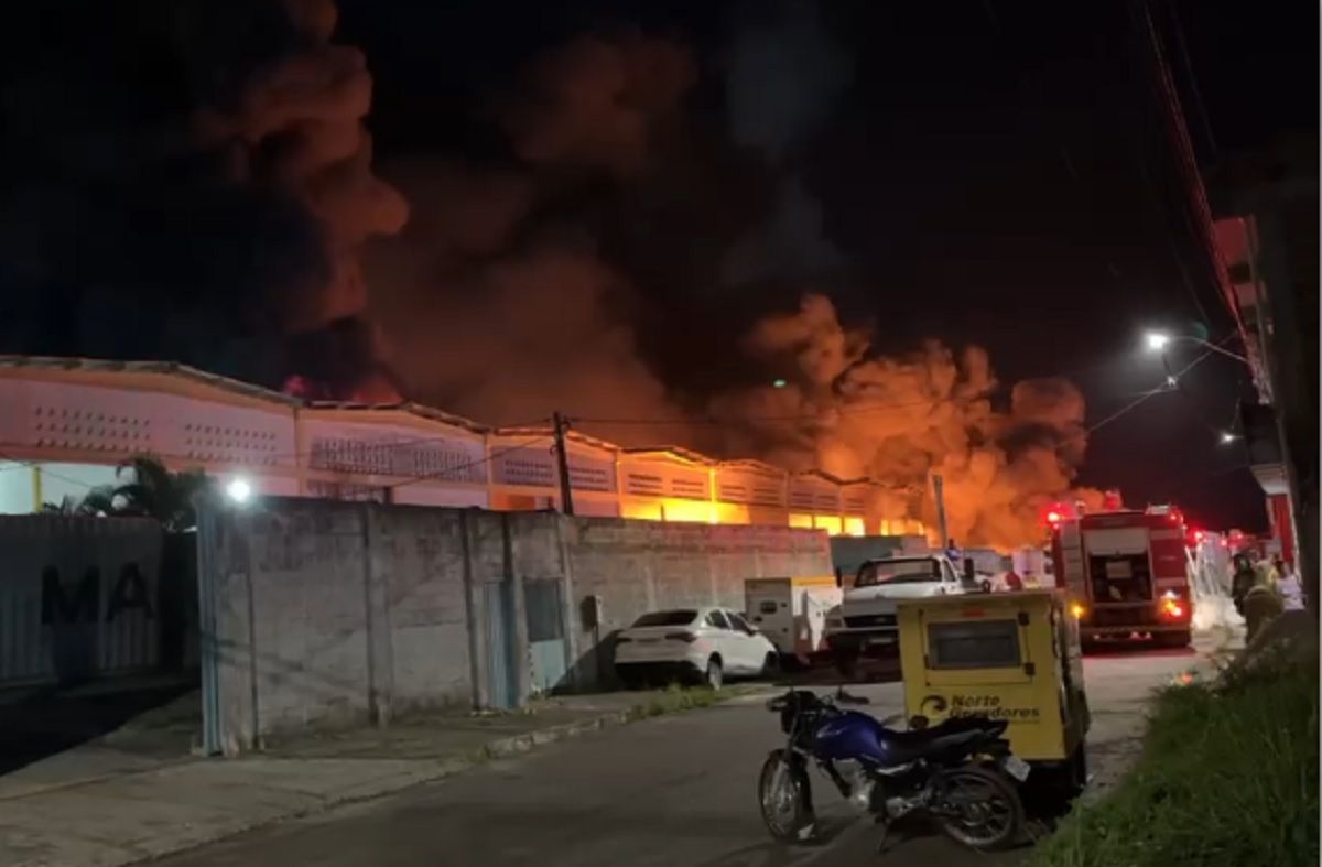 Inc&ecirc;ndio em galp&atilde;o, em Cama&ccedil;ari. Foto: Reprodu&ccedil;&atilde;o | V&iacute;deo