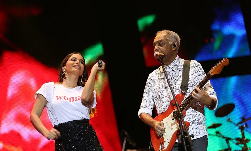 COMBINA MPB: Gilberto Gil e Anitta encerram festival com direito a ‘Bang’ e dancinha; Veja