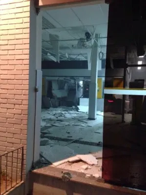 Bandidos explodem caixa eletrônico de agência em Esplanada