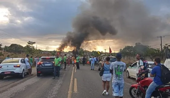 Grupo reclama de condições de estrada e interdita pista na Ilha de Itaparica; veja vídeo