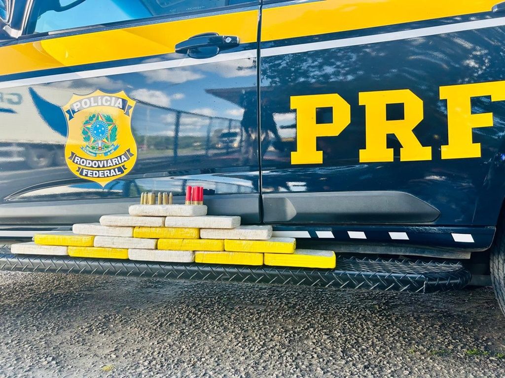A abordagem aconteceu em Jequié, resultando na localização de 15 kg de cocaína. Foto: Divulgação/PRF