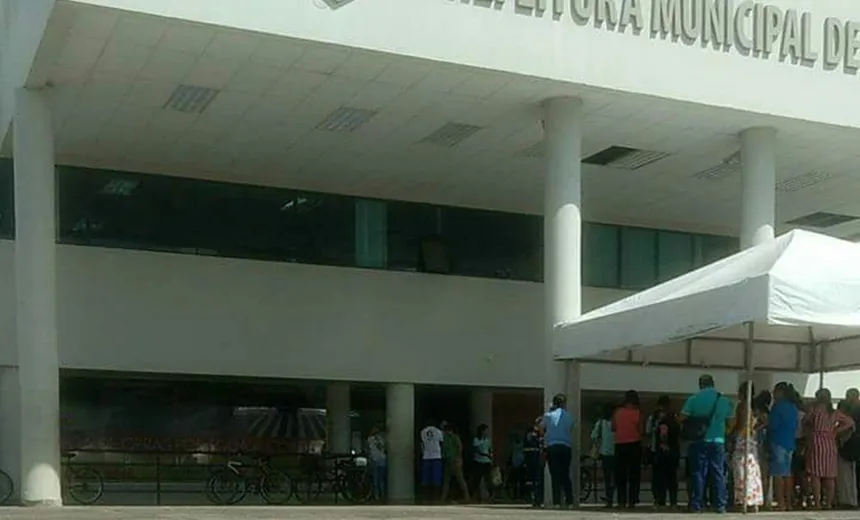 TENSÃO: Homem invade Prefeitura de Dias D’Ávila molhado de gasolina e com isqueiro