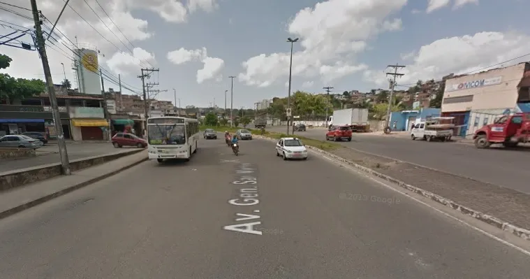 Viatura colide com poste durante perseguição na Avenida San Martin