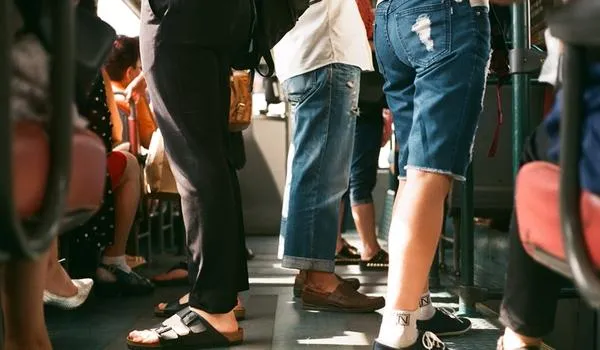 Sem máscara contra a Covid-19, mulher é empurrada para fora de ônibus após discutir e cuspir em homem; assista 