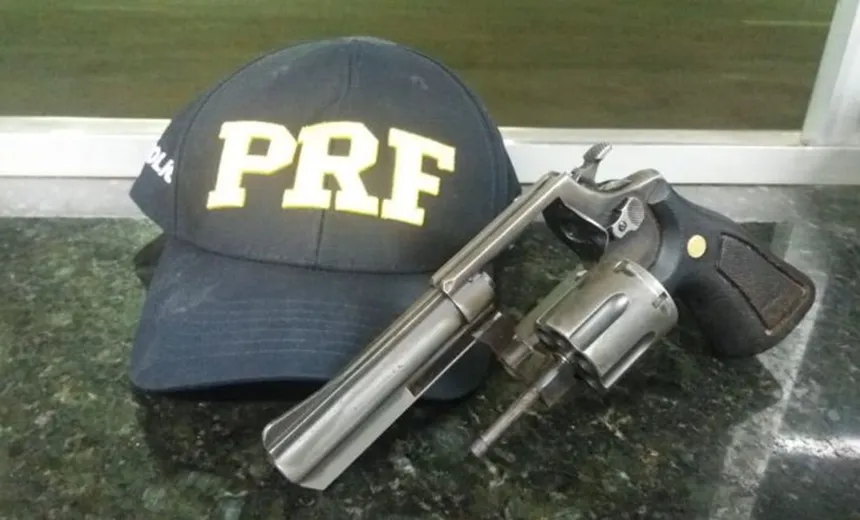 Durante abordagem, PRF prende homens com arma de fogo em Barreiras