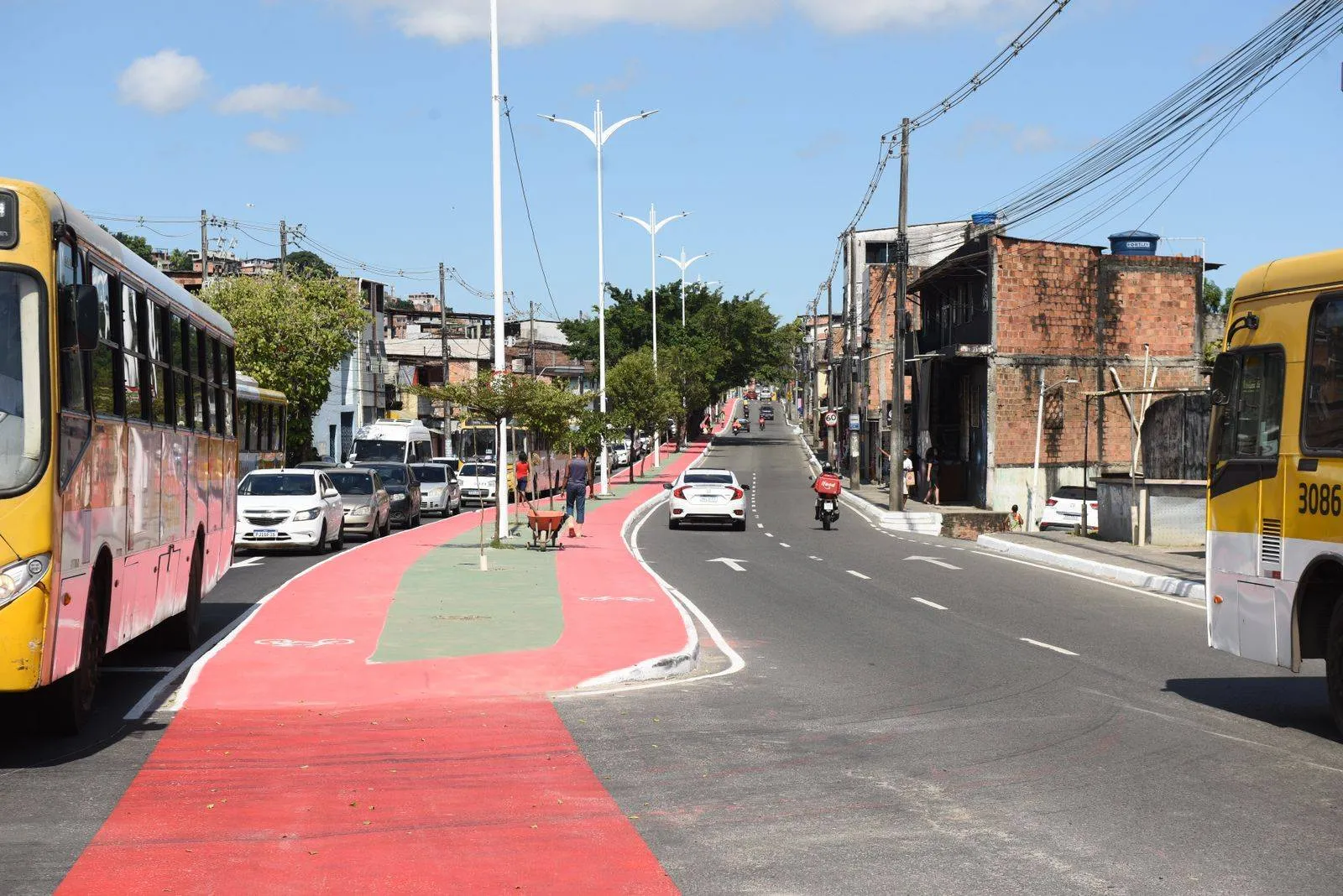 Avenida Suburbana é requalificada com ciclovia ampliada e criação de novos retornos