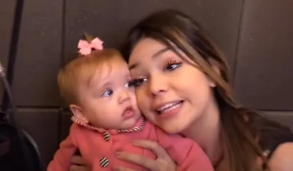 Melody lança clipe com irmã de 10 meses e é criticada nas redes sociais; "já querem ganhar dinheiro em cima" 