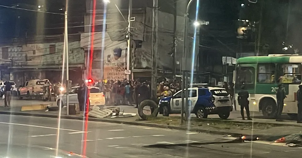 Grupo tenta incendiar ônibus após morte de jovem em ação policial, na Av. San Martin