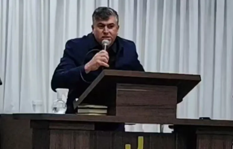 Pastor morre enquanto pregava durante culto transmitido online