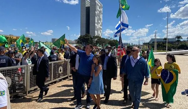 Apoiadores de Bolsonaro fazem manifestação na Barra; protestos acontecem em outros estados