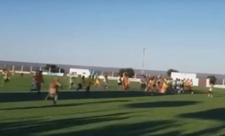 Após briga entre jogadores, partida de futebol termina em tiros, gás de pimenta e quebra de alambrado na Bahia 