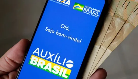 CadÚnico gera confusão, fila e pessoas tomando chuva em Lauro de Freitas; "minha mulher está grávida"  