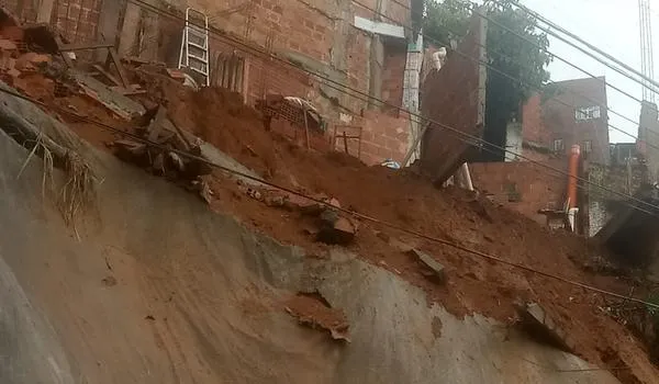 Terreiro de candomblé fica pendurado em encosta após fortes chuvas na Vila Canária 
