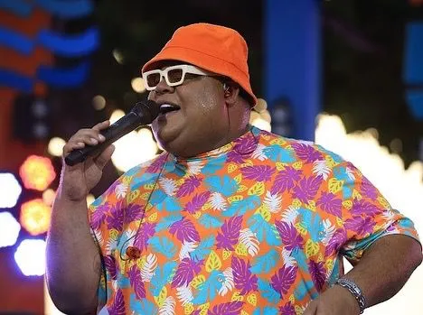 Cantor chama atenção de casal por movimentos ousados durante show em Ruy Barbosa