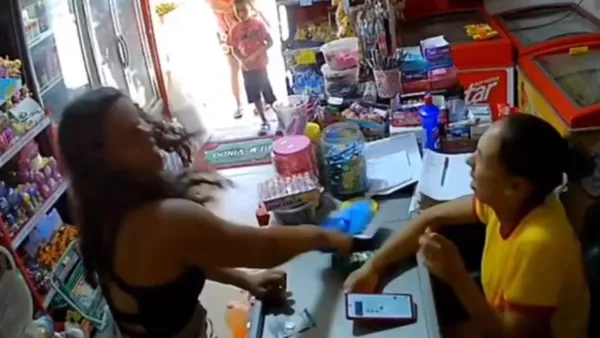 Mulher dá chinelada no rosto de atendente de mercado - Foto: Reprodução