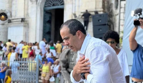 Bruno Reis anuncia saída do secretário de cultura durante cortejo na Conceição da Praia