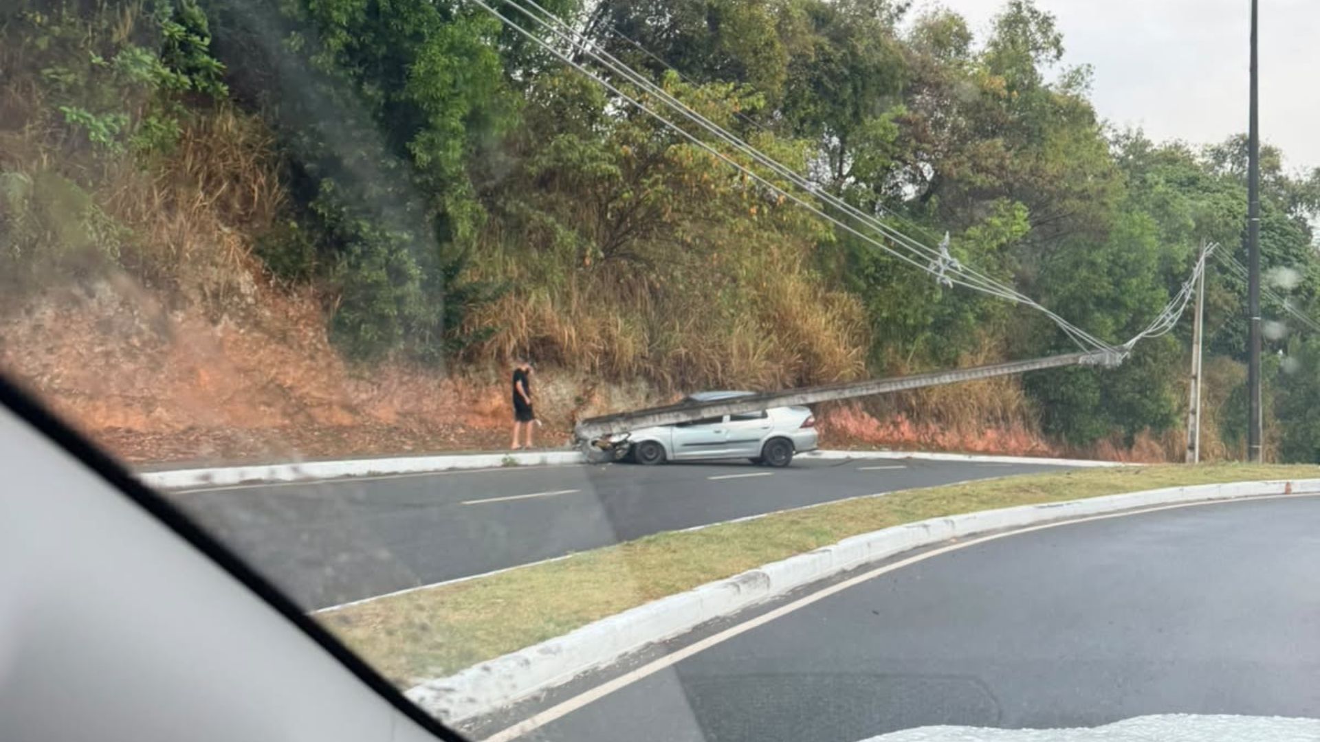 Carro derruba poste e interdita via na Estrada do Curralinho. Foto: Transalvador