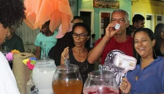 Alguém ai pediu degustação de Licor de Cachoeira ao ar livre? festival premia bebida tradicional com voto popular