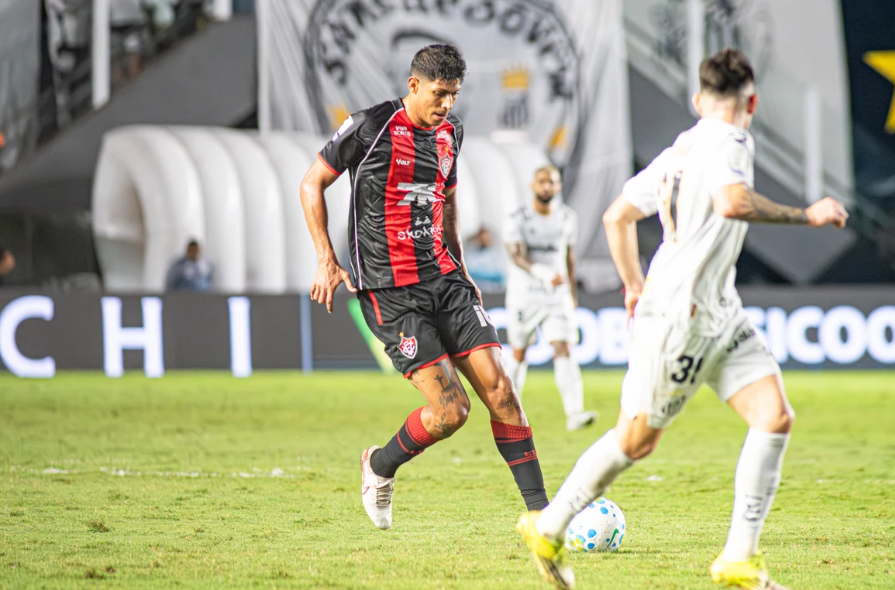 O Vit&oacute;ria perdeu para o Santos por 3 a 1 na noite deste s&aacute;bado (30), na Vila Belmiro, pela 18&ordf; rodada do Campeonato Brasileiro