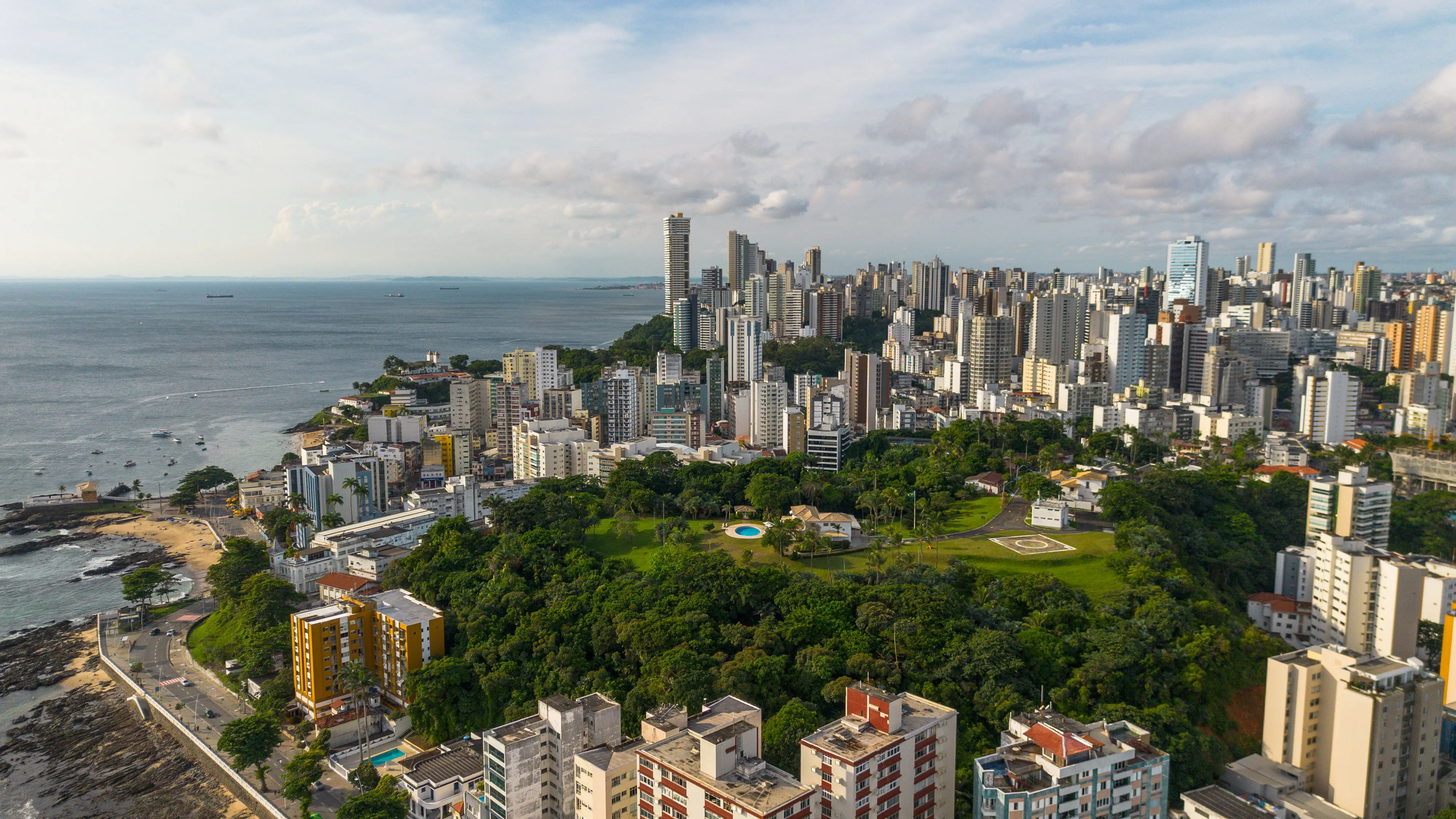 Mais de 30 bairros de Salvador terão desligamento programado de energia; veja cronograma