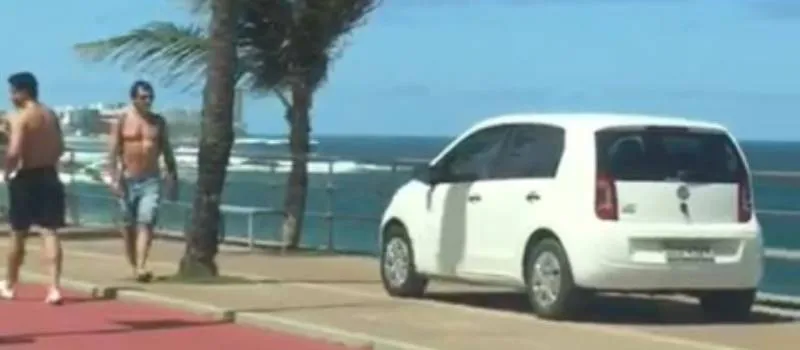 ‘FOI ENGANO’: Explica idosa de 78 anos que dirigiu sobre calçada na orla da Barra