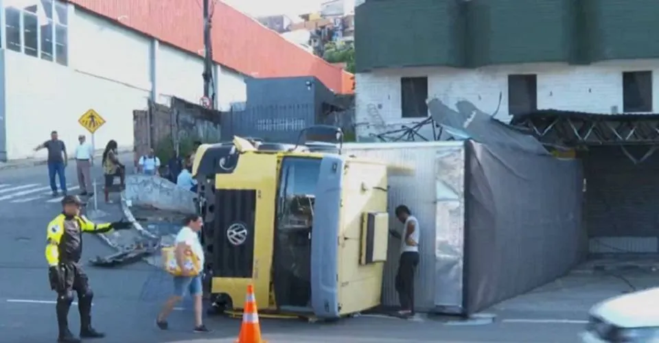 Carreta que transportava produtos de limpeza tomba na Avenida Vasco da Gama