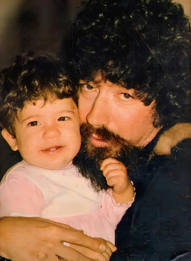 Vivi, ainda bebê, com o pai, Raul Seixas | Foto: arquivo pessoal