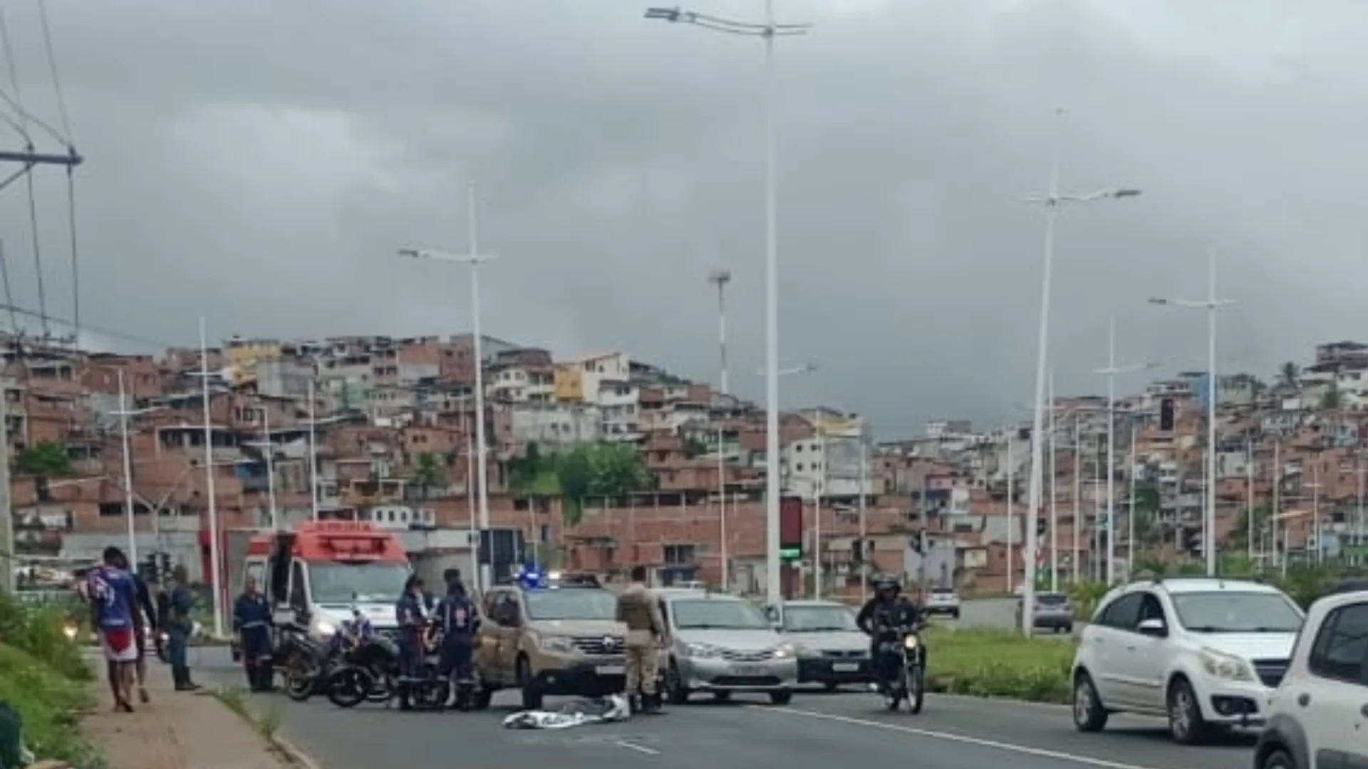 Homem foi morto com tiro na Avenida Gal Costa. Foto: Leitor Aratu On