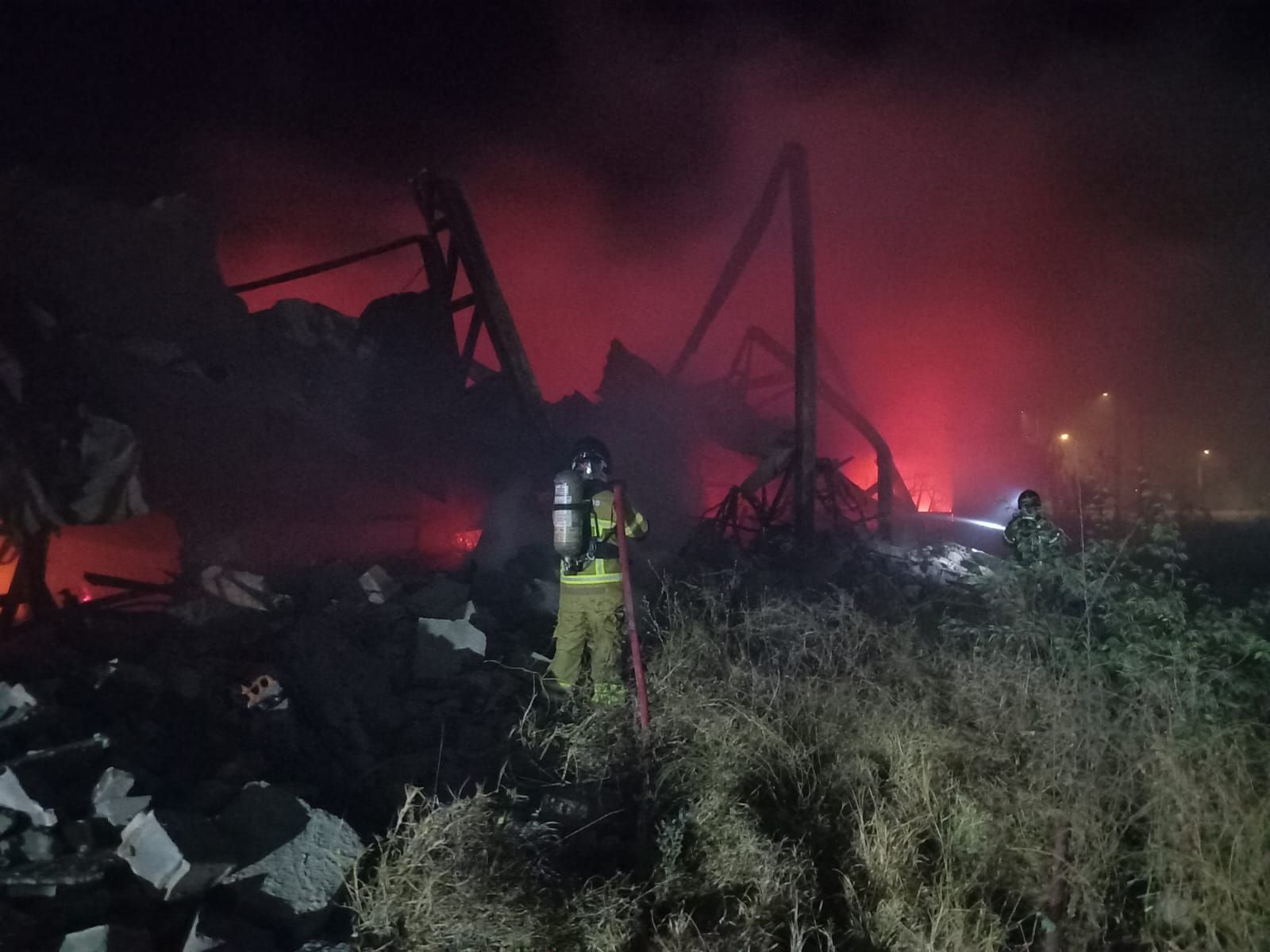 Inc&ecirc;ndio de grandes propor&ccedil;&otilde;es atinge galp&atilde;o de distribuidora em Irec&ecirc;. Foto: Reprodu&ccedil;&atilde;o Corpo de Bombeiros 