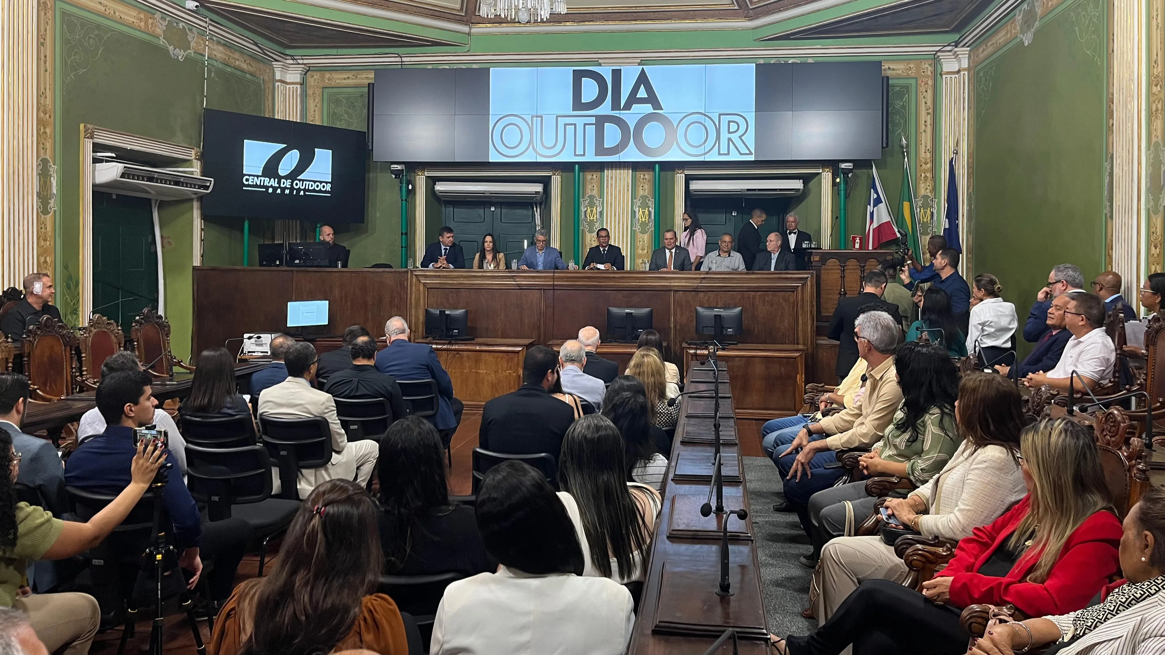 Câmara de Salvador celebra Dia do Outdoor com homenagem ao samba