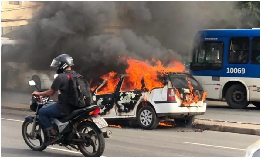 Carro pega fogo na Avenida Paralela; Corpo de Bombeiros foi acionado