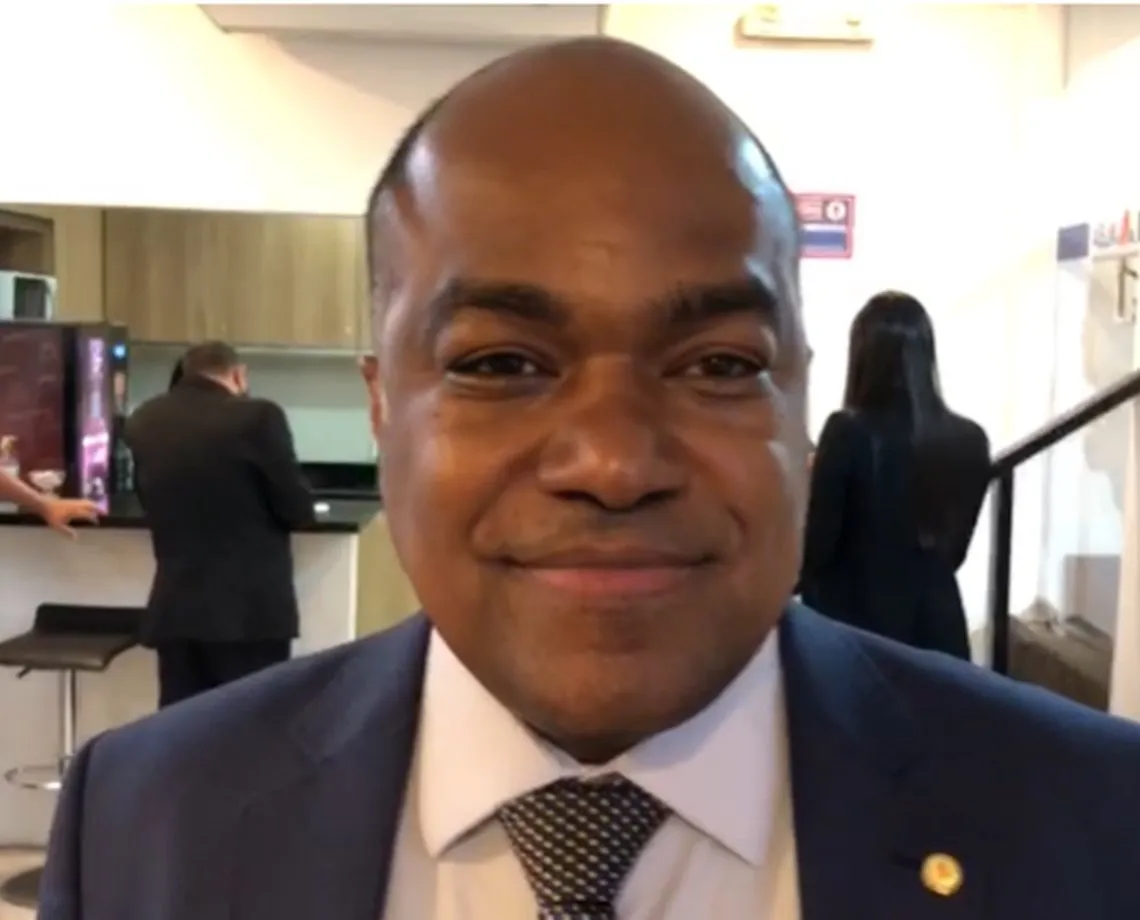 Em homenagem ao mês das mulheres, deputado baiano diz que fez a 'feira de casa' para esposa