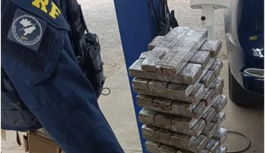 PRF apreende 65 kg de maconha com mulher que receberia R$ 1000 para transporte  