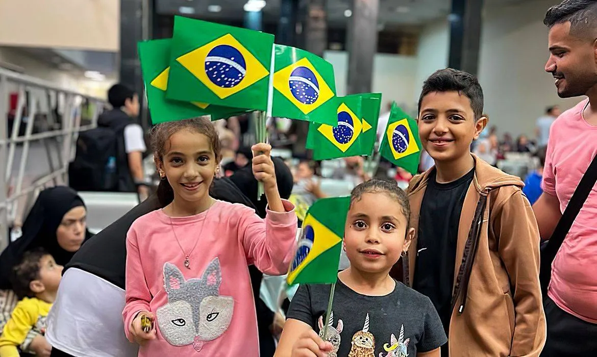 Brasileiros que estavam em Gaza chegam ao Brasil nesta segunda (13); eles receberão atendimento médico e psicológico