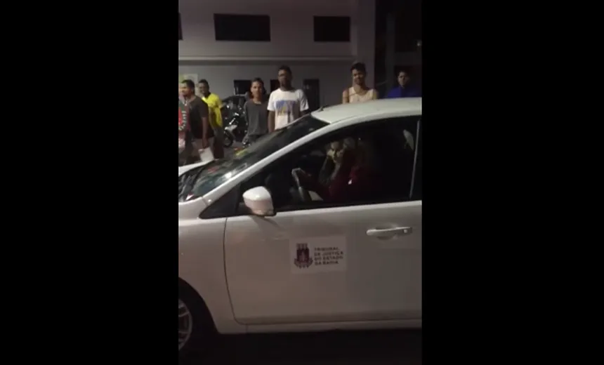 Servidora usa logo do TJ e tenta “furar” fila do combustível em Feira de Santana; assista