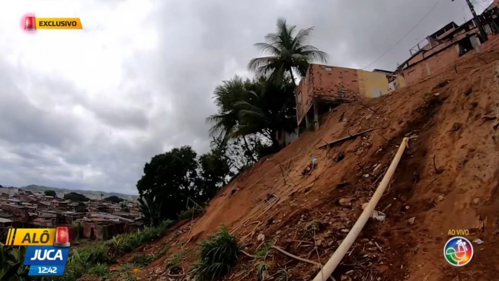 Operário cai de encosta e fica desacordado no bairro do Lobato