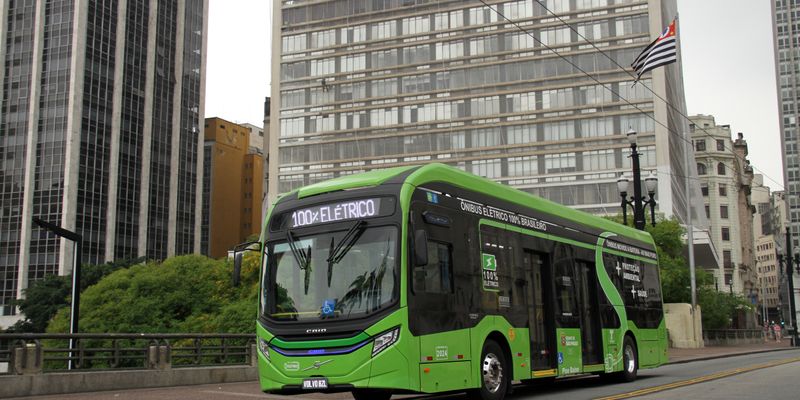 Os ônibus elétricos do BRT em Salvador são veículos sustentáveis que ajudam a reduzir a emissão de poluentes e melhorar a qualidade do ar da cidade/Foto: Reprodução